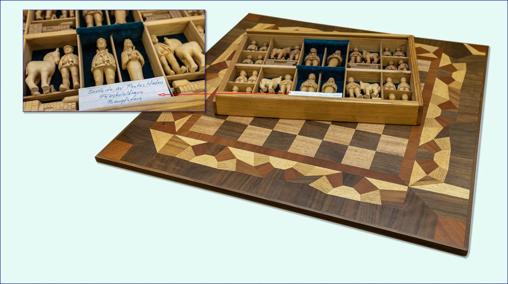 Schackspel med handsnidade pjäser i trä.